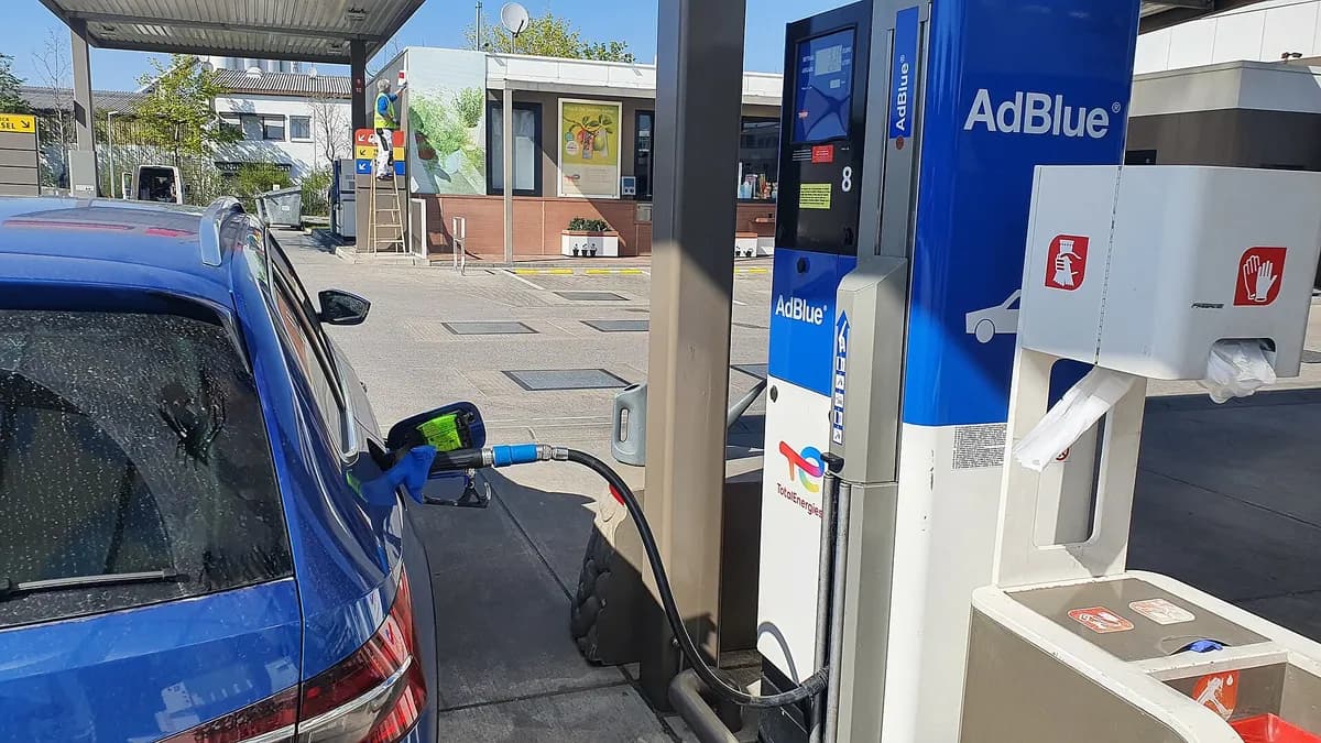Ilustracija: dizelska Škoda Superb Combi na pumpi za AdBlue u Minhenu.