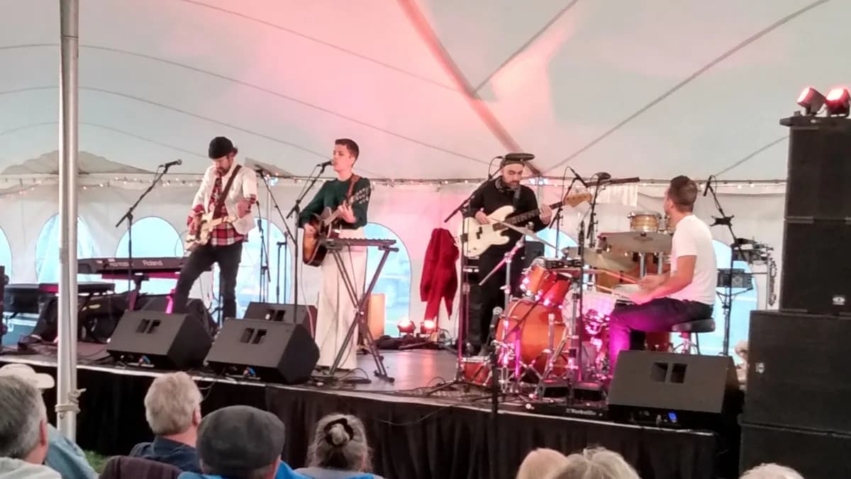 Kanadska blues gitaristkinja Roxanne Potvin na koncertu 2021. godine