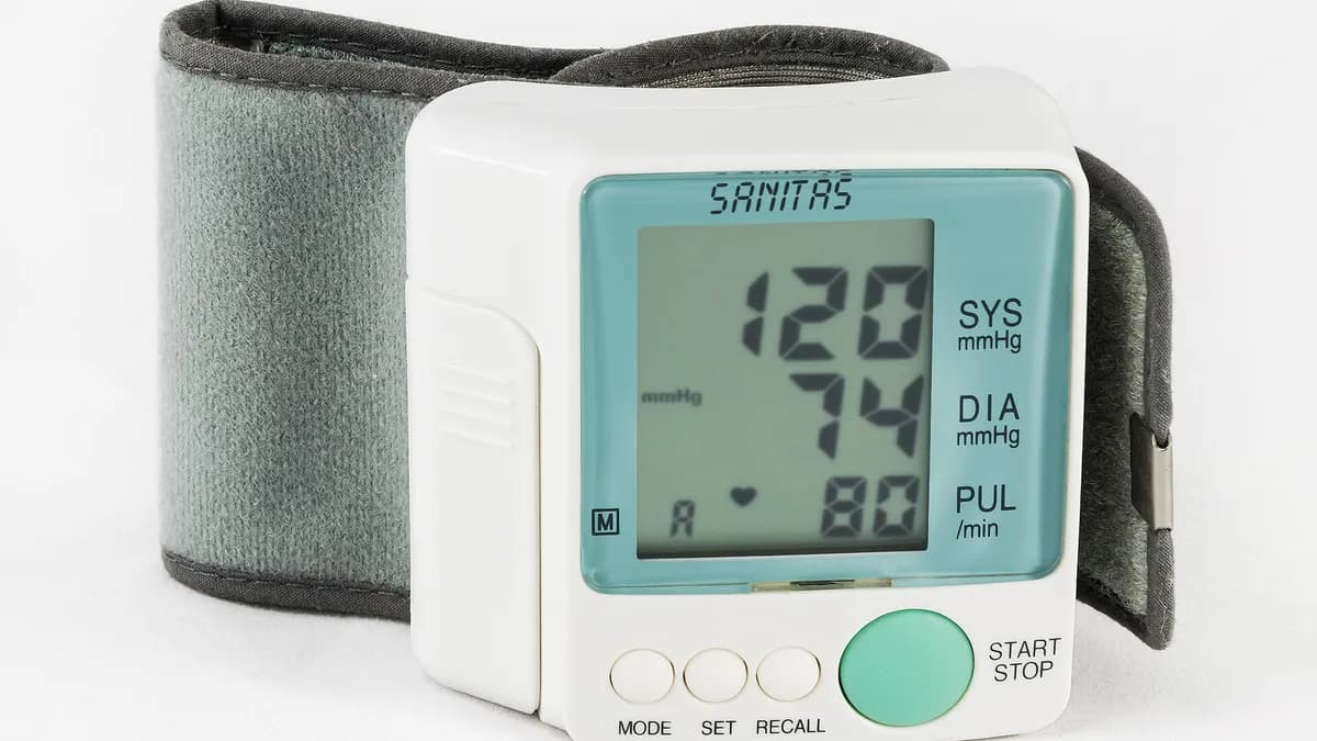 Digitalni aparat za mjerenje krvnog pritiska s rezultatom 120/74