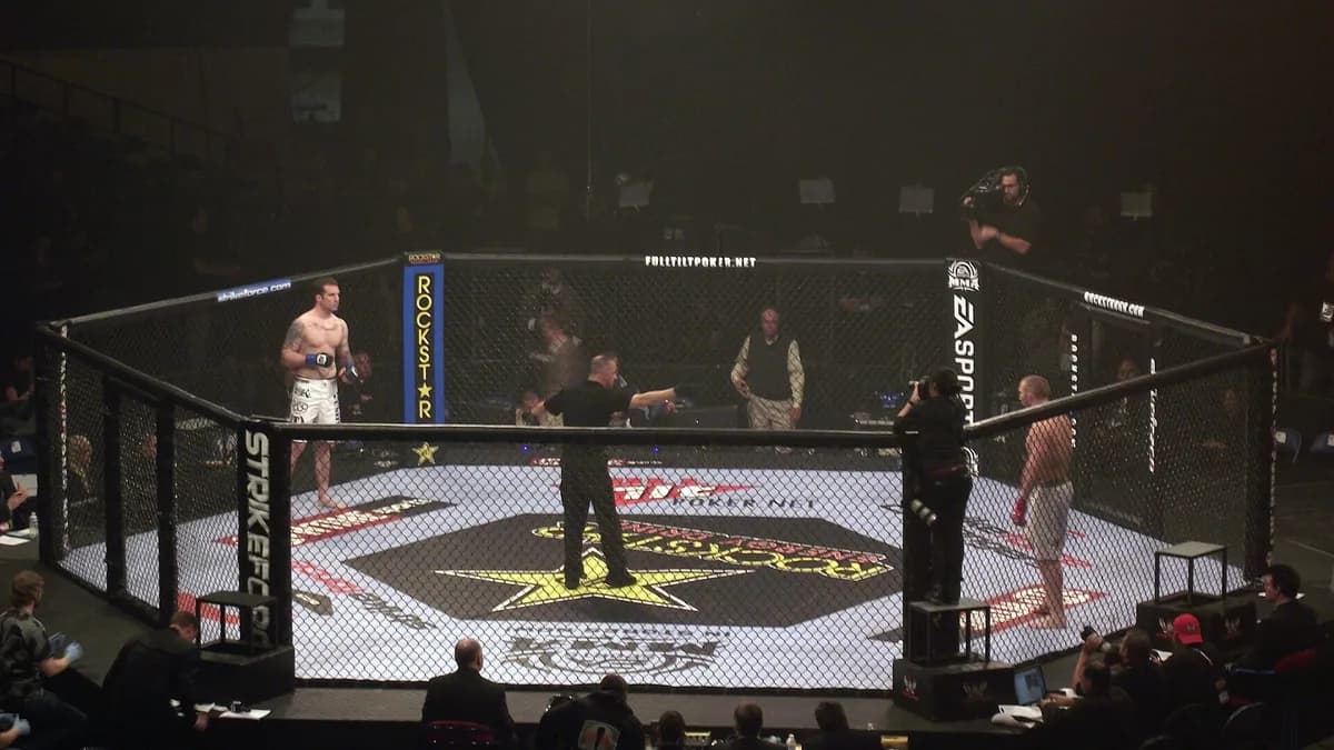 Ilustracija: kavez za MMA borbe na priredbi organizacije Strikeforce 2011. godine.