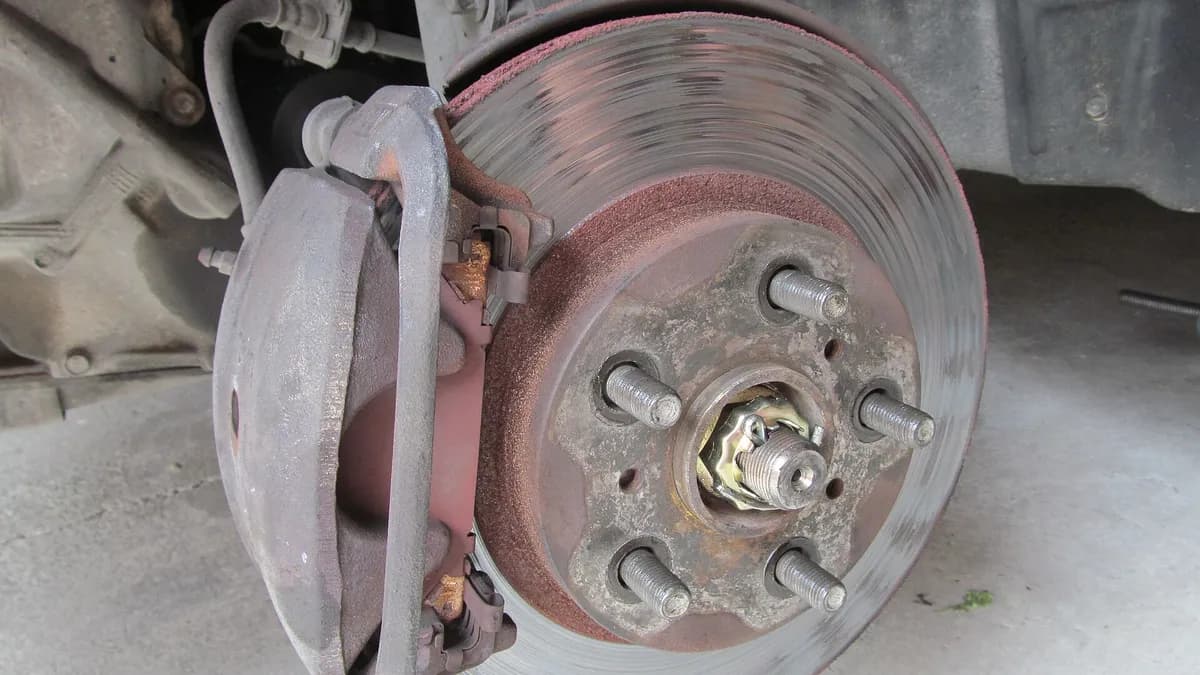 Istrošen kočioni disk s izraženim žljebovima od neravnomjernog trošenja pločica
