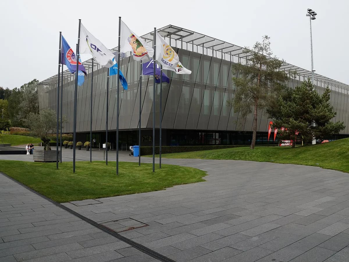 Sjedište FIFA-e u Zürichu, zgrada i zastave ispred nje.