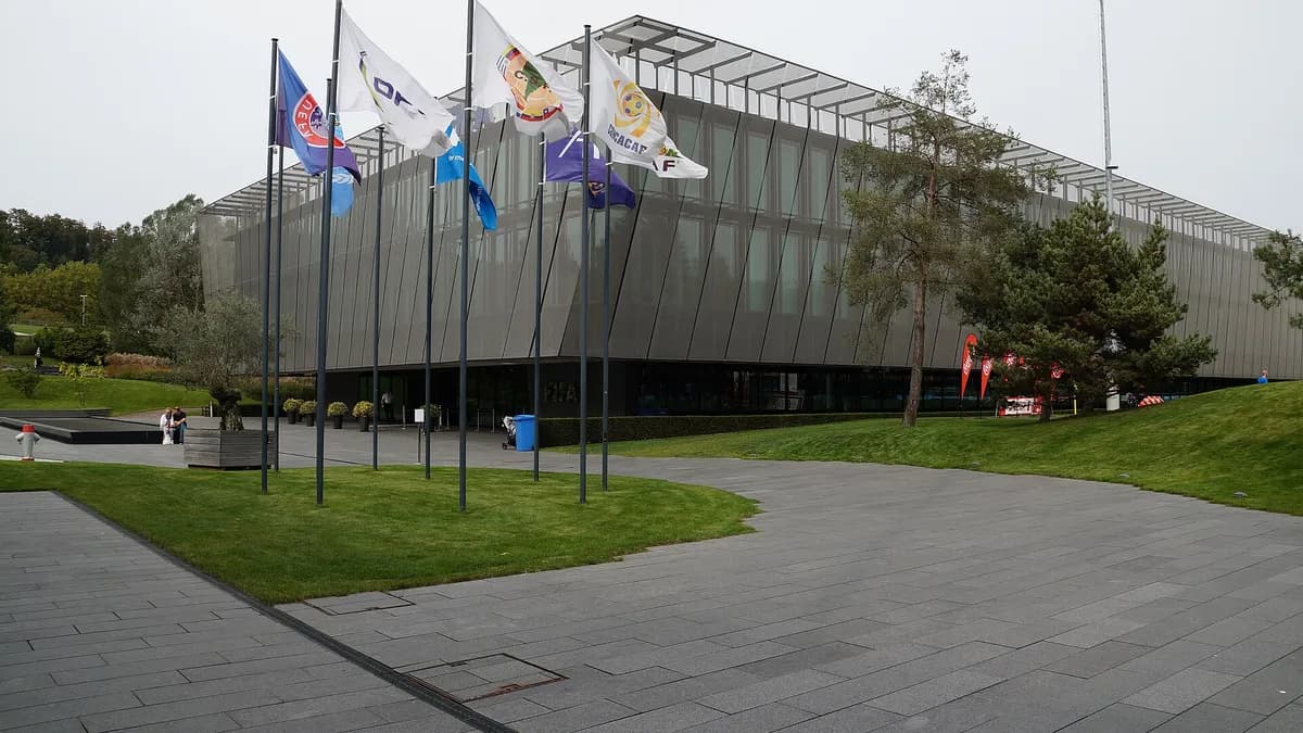 Sjedište FIFA-e u Zürichu, zgrada i zastave ispred nje.