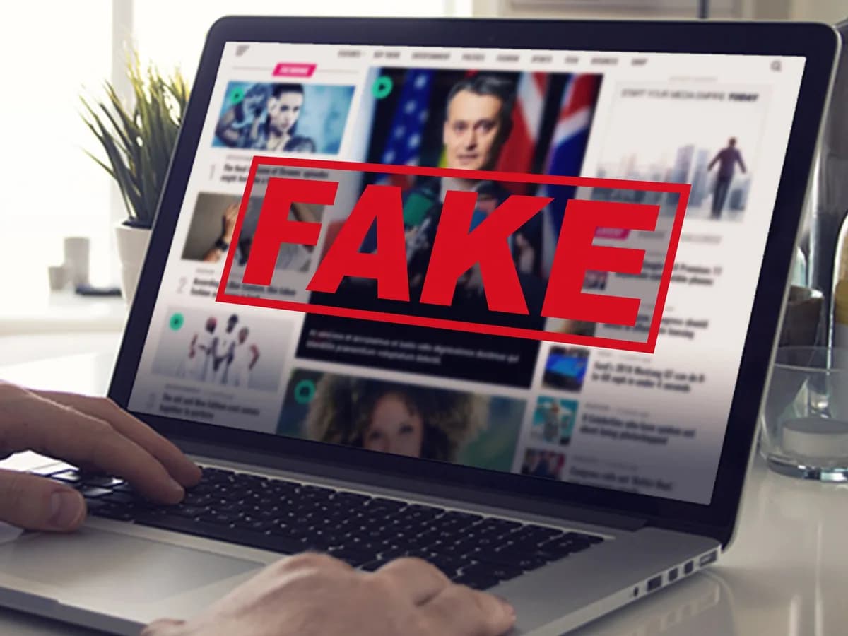 Ekran računara s natpisom „Fake News“, ilustracija