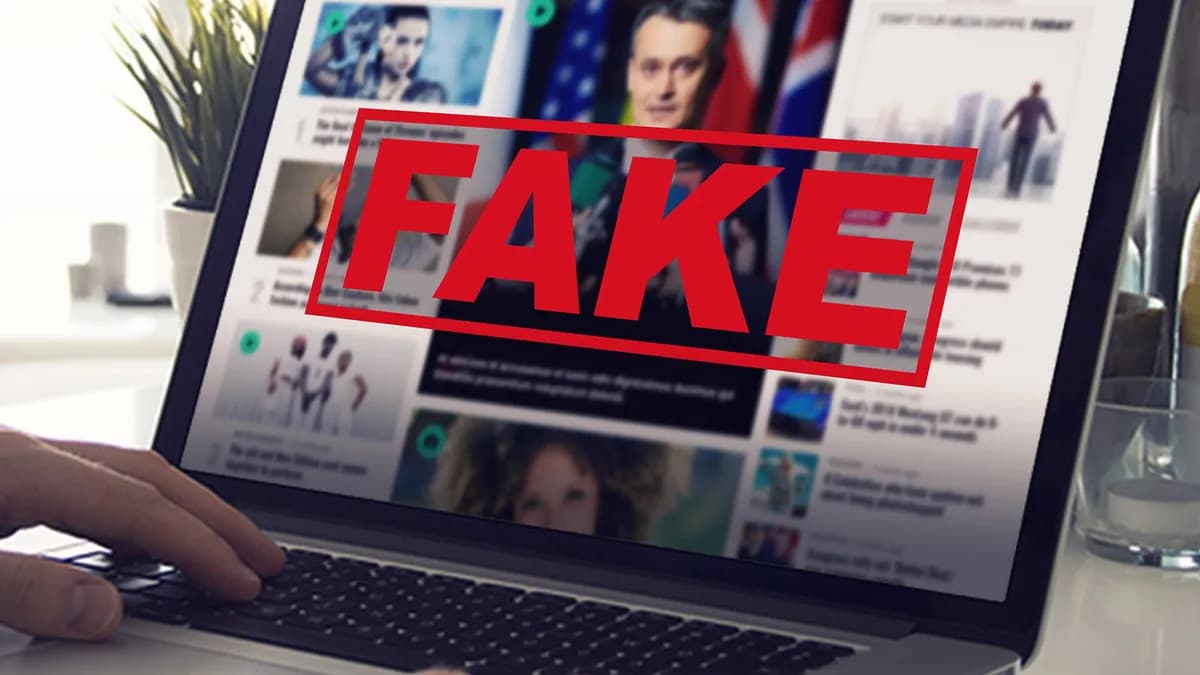 Ekran računara s natpisom „Fake News“, ilustracija