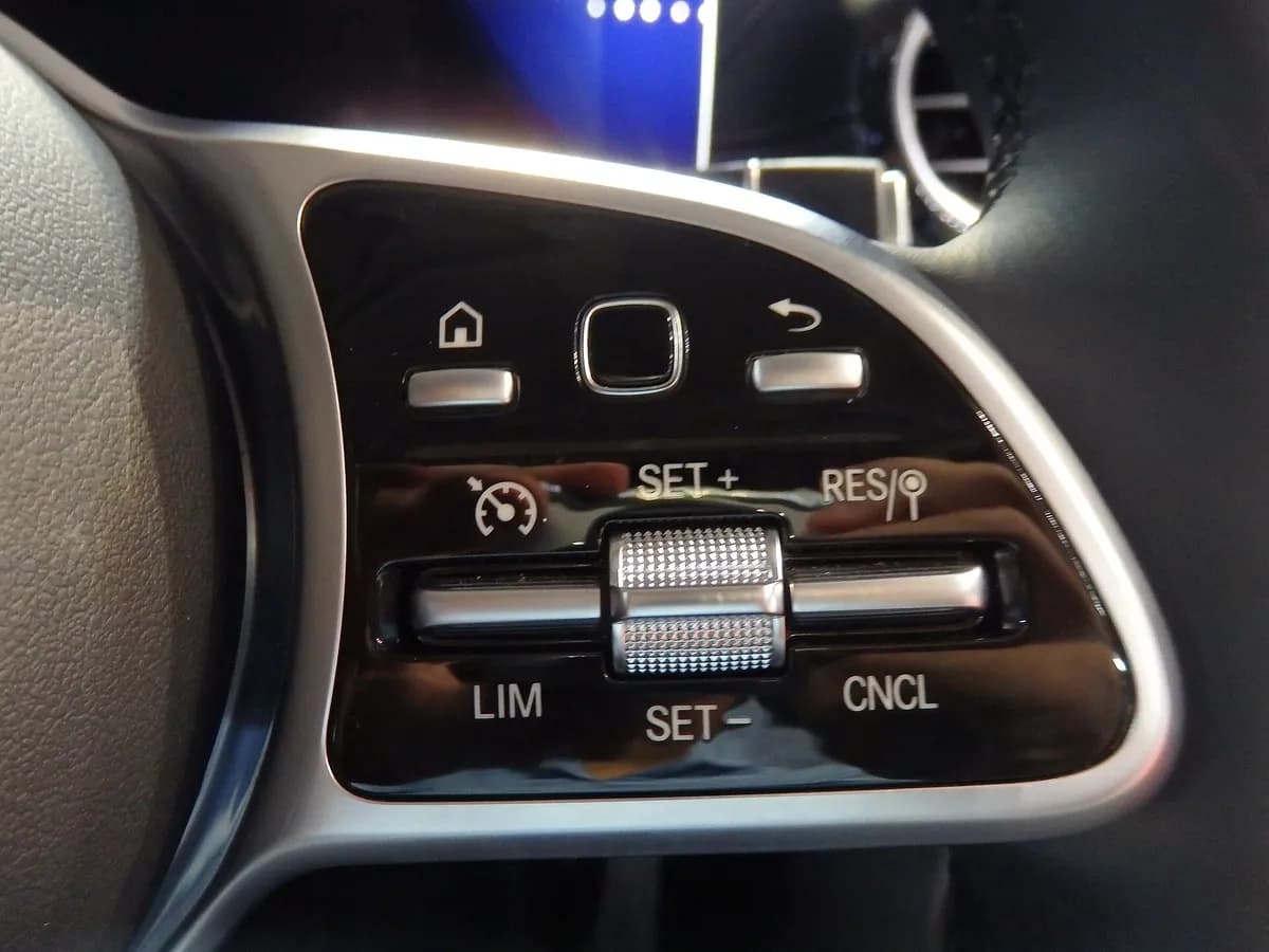 Tipke za tempomat i asistente vožnje na upravljaču automobila