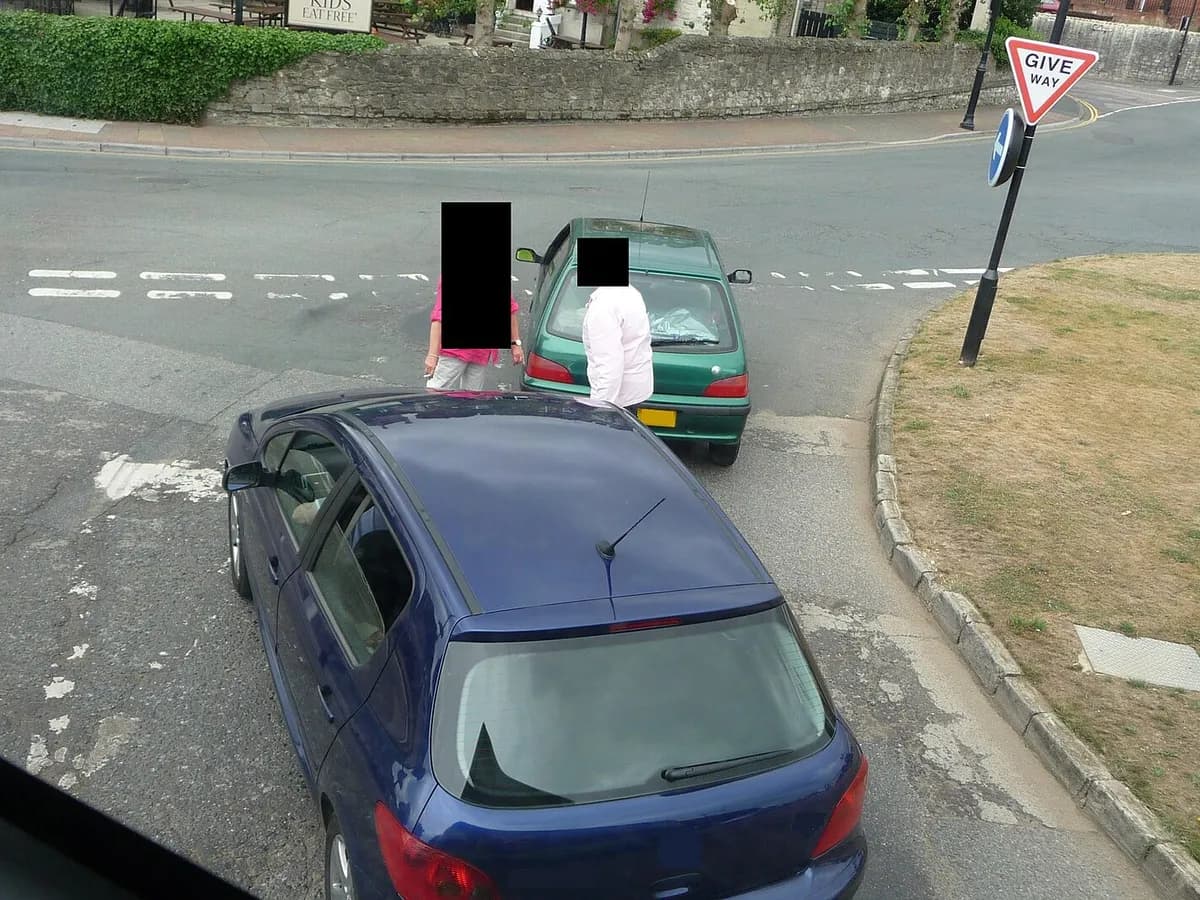Automobili nakon manje saobraćajne nezgode na kružnom toku