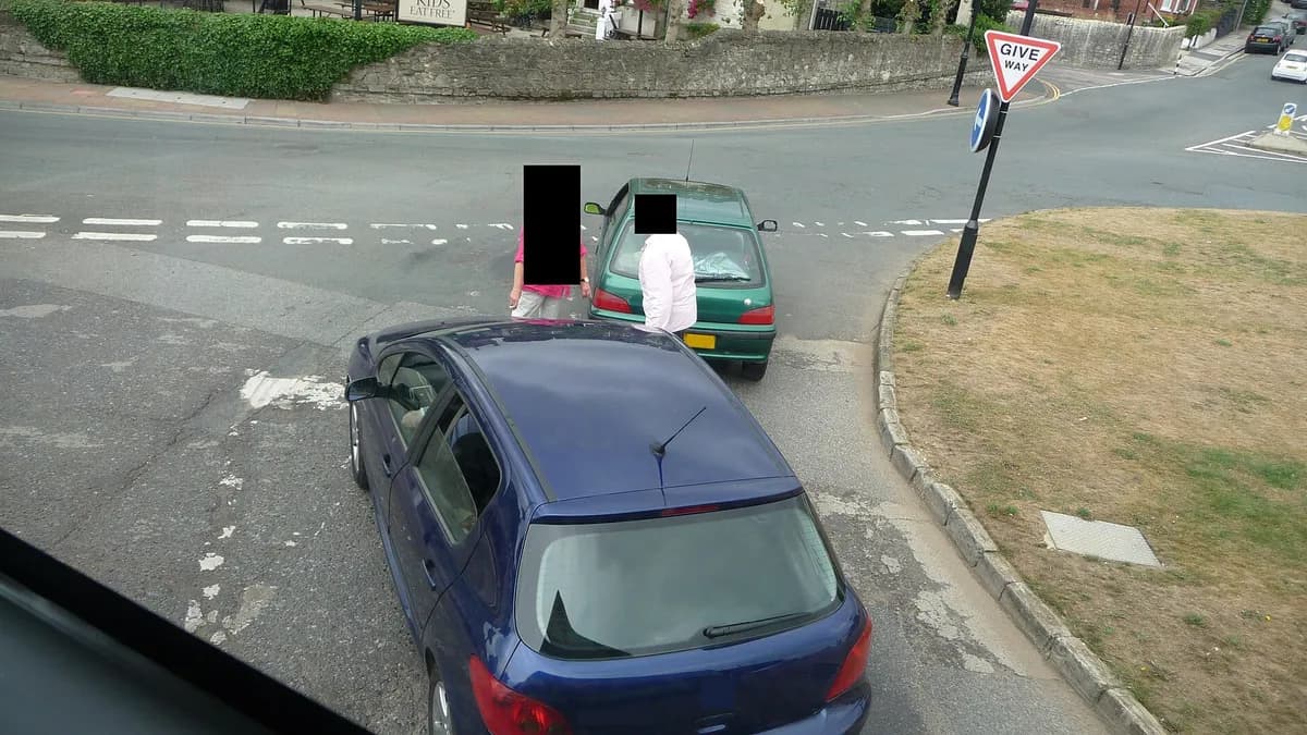 Automobili nakon manje saobraćajne nezgode na kružnom toku