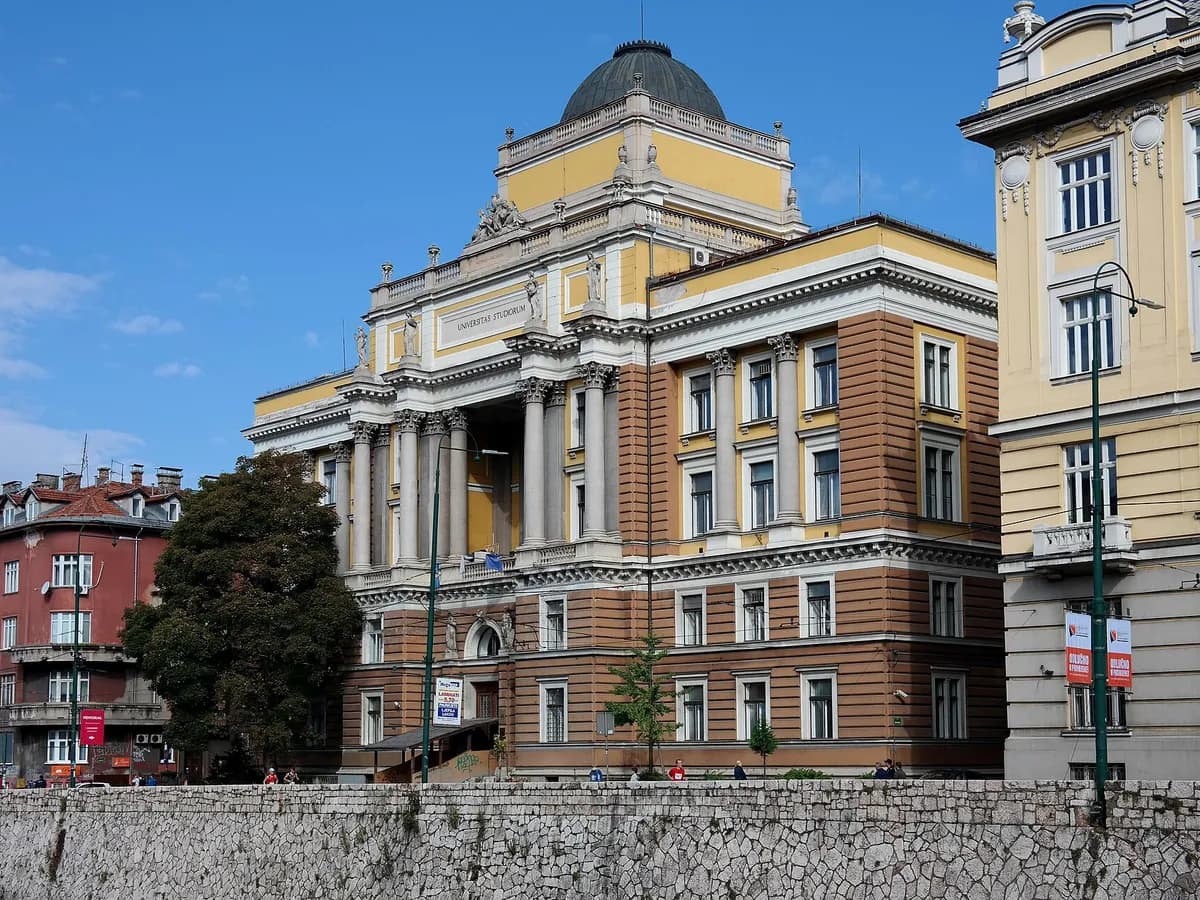 Zgrada Univerziteta u Sarajevu na Obali Kulina bana