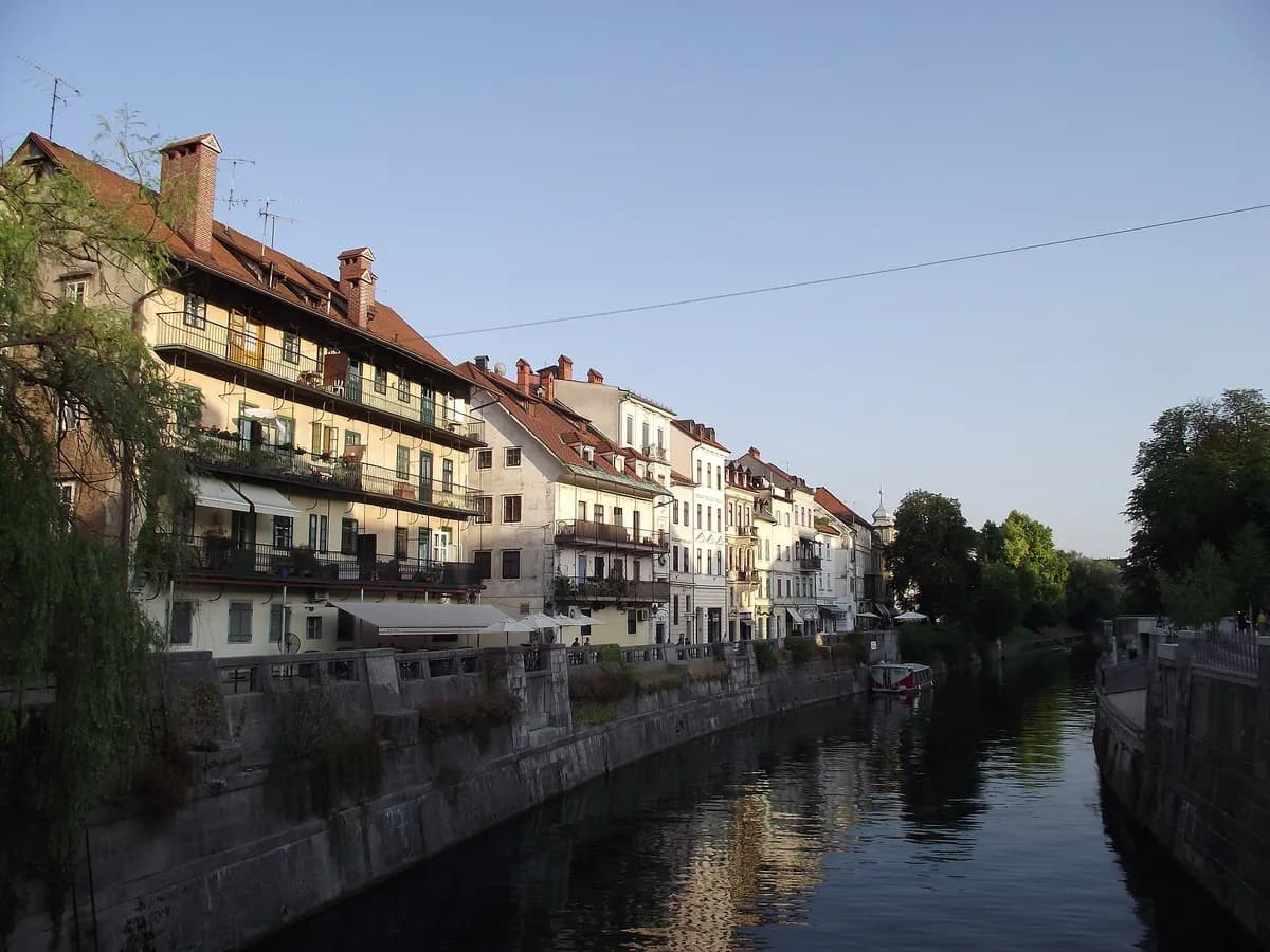 Stari dio Ljubljane uz rijeku Ljubljanicu, pogled s Postolarskog mosta