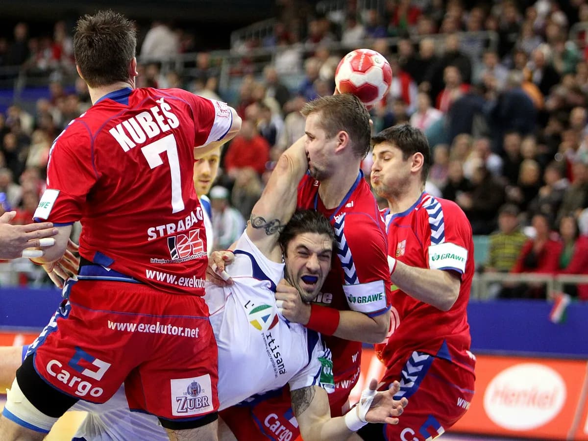 Napadač Francuske blokiran od trojice igrača Češke na Evropskom prvenstvu 2010.