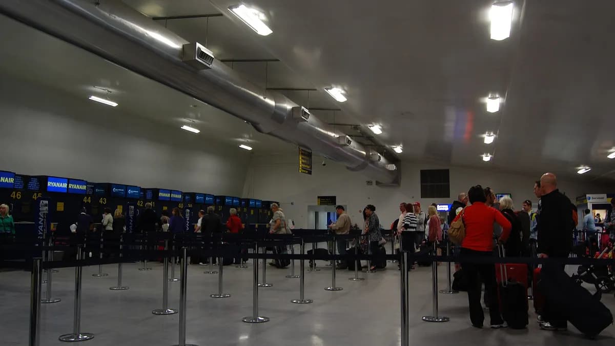 Putnici u odlaznoj hali aerodroma