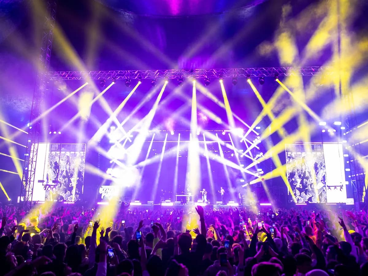 Publika i scenska rasvjeta na noćnom koncertu festivala u Rumuniji
