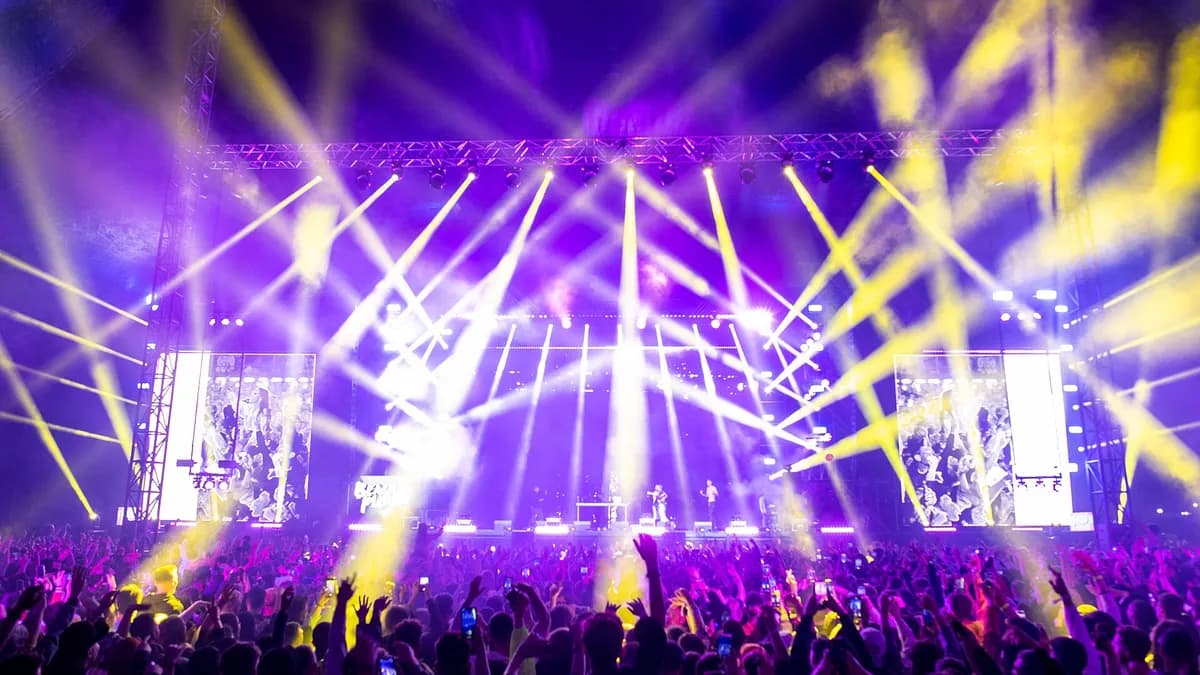Publika i scenska rasvjeta na noćnom koncertu festivala u Rumuniji