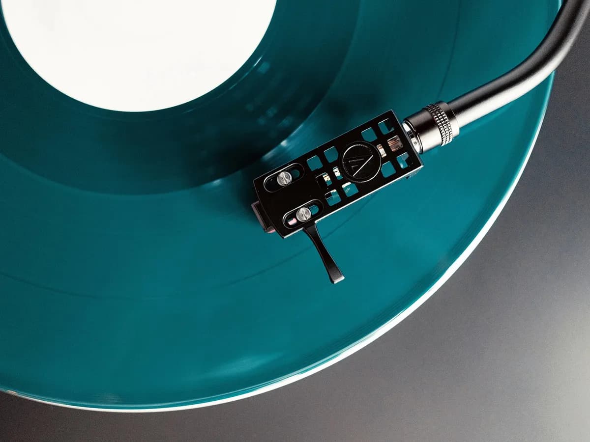 Gramofon reprodukuje ploču od obojenog vinila