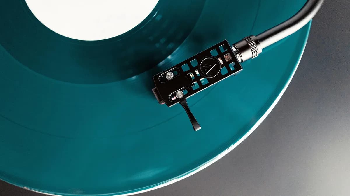 Gramofon reprodukuje ploču od obojenog vinila