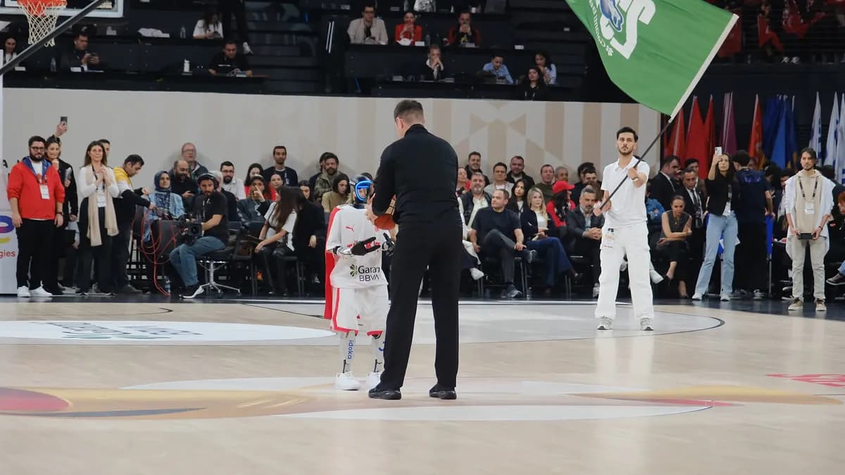 Košarkaški sudija tokom utakmice