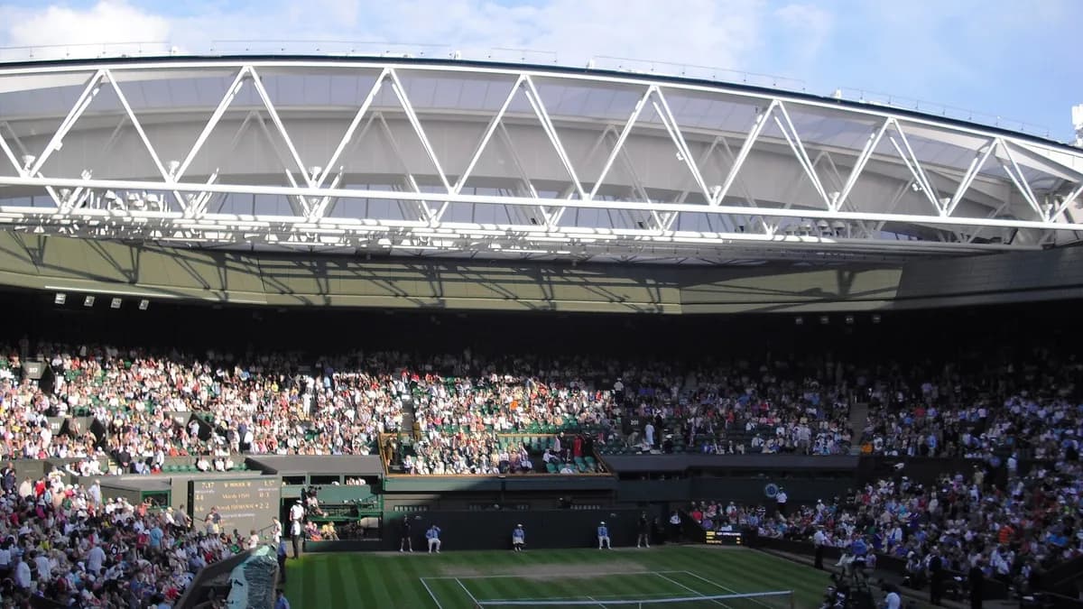 Centralni teren Wimbledona s novim krovom 2009. godine