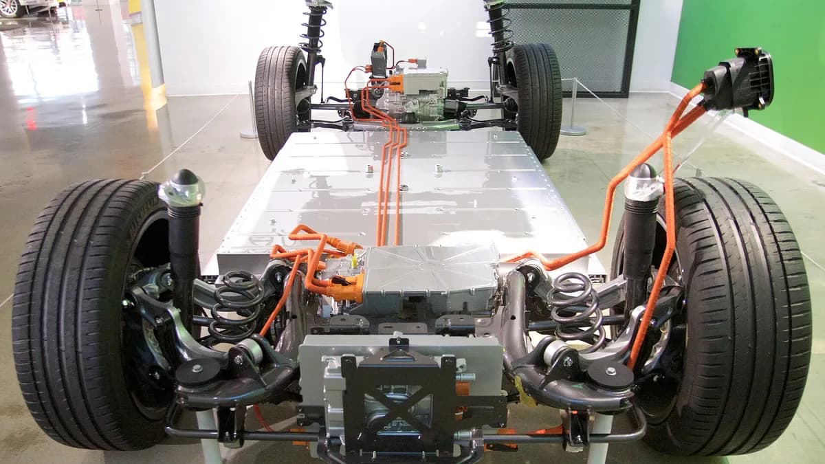 Platforma električnog automobila Volkswagen ID.3 izložena bez karoserije