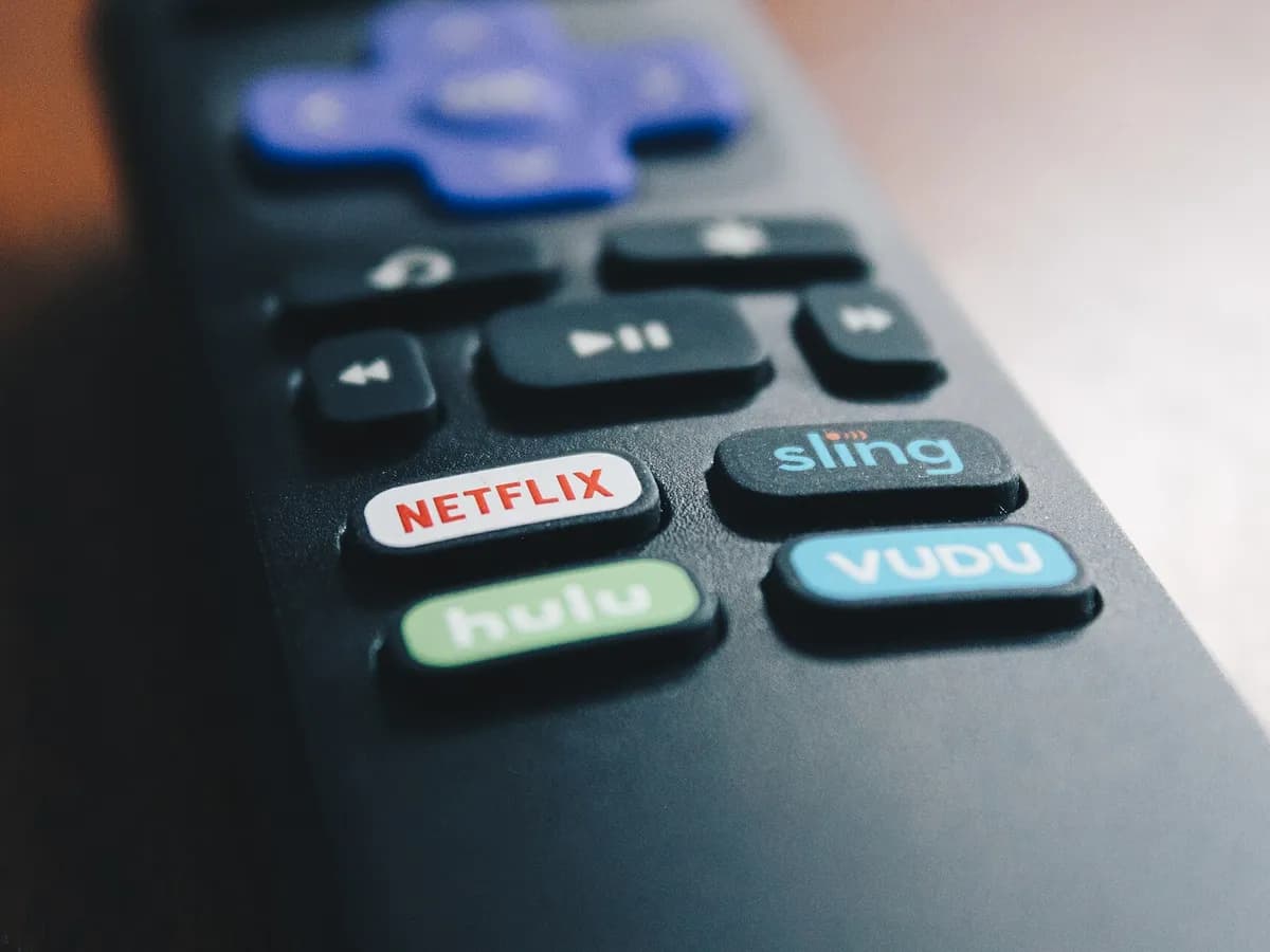 Daljinski upravljač s tipkama za streaming servise