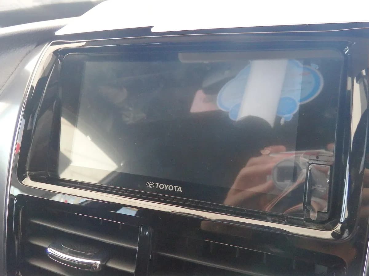 Ekran na dodir infotainment sistema u automobilu
