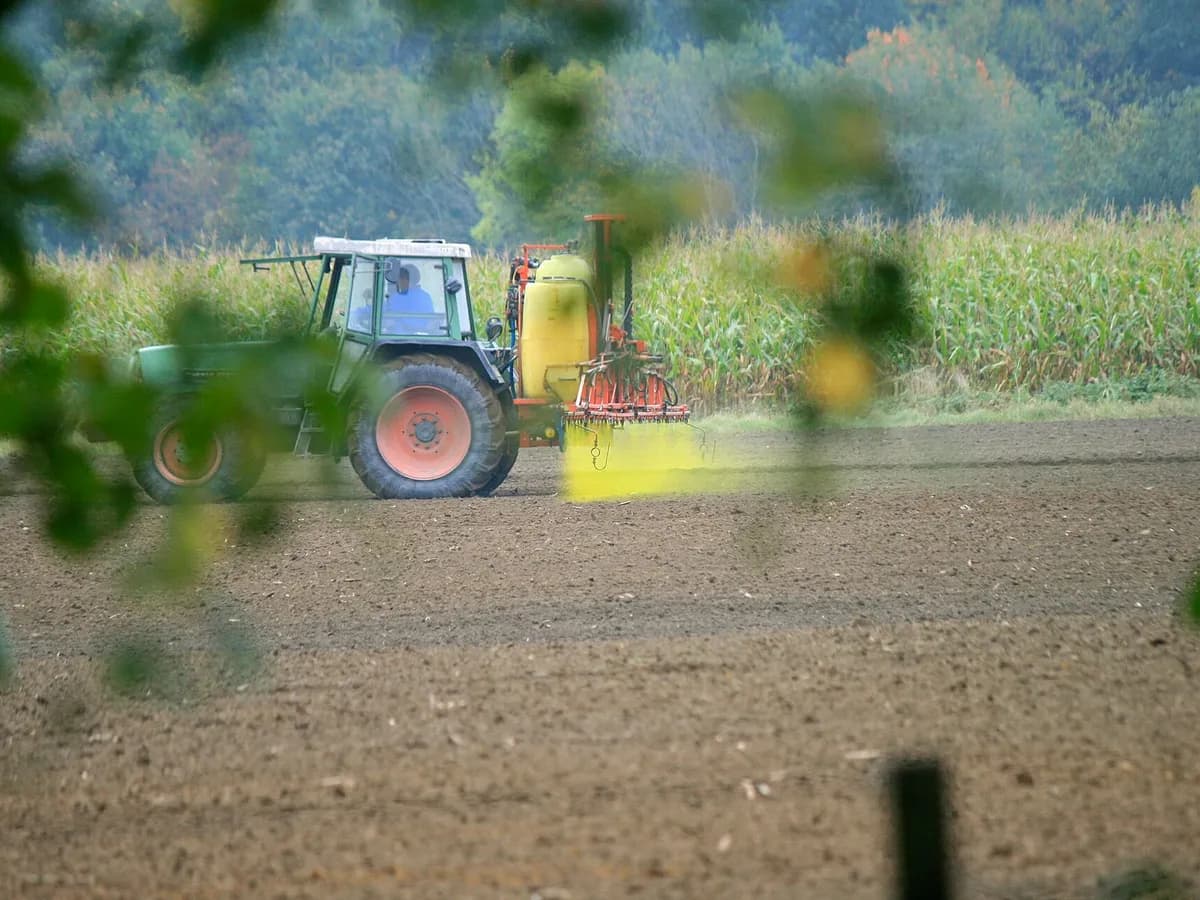 Ilustracija: traktor prska polje pesticidima (Selm, Njemačka).