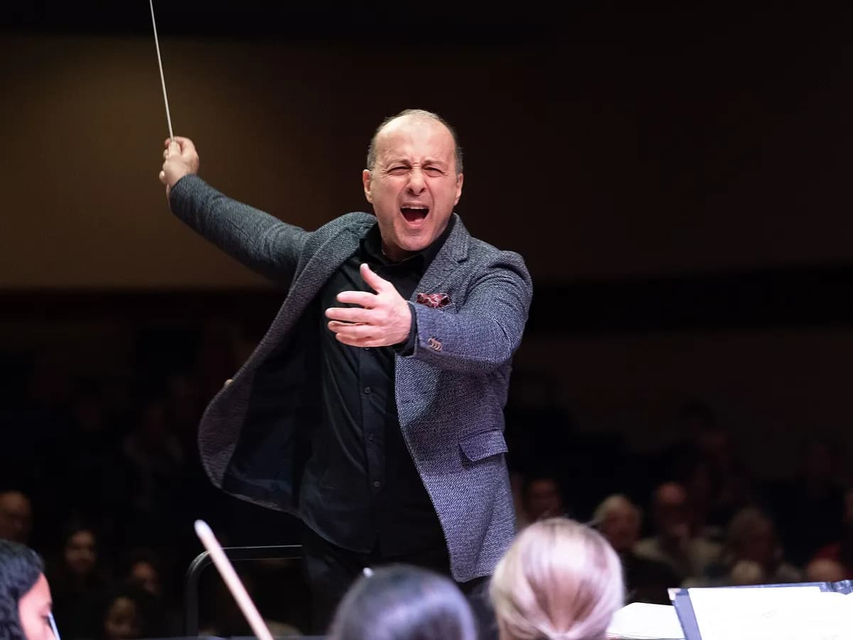 Dirigent vodi simfonijski orkestar tokom koncerta