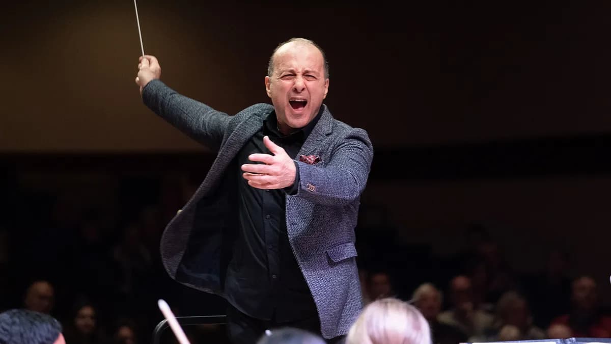 Dirigent vodi simfonijski orkestar tokom koncerta