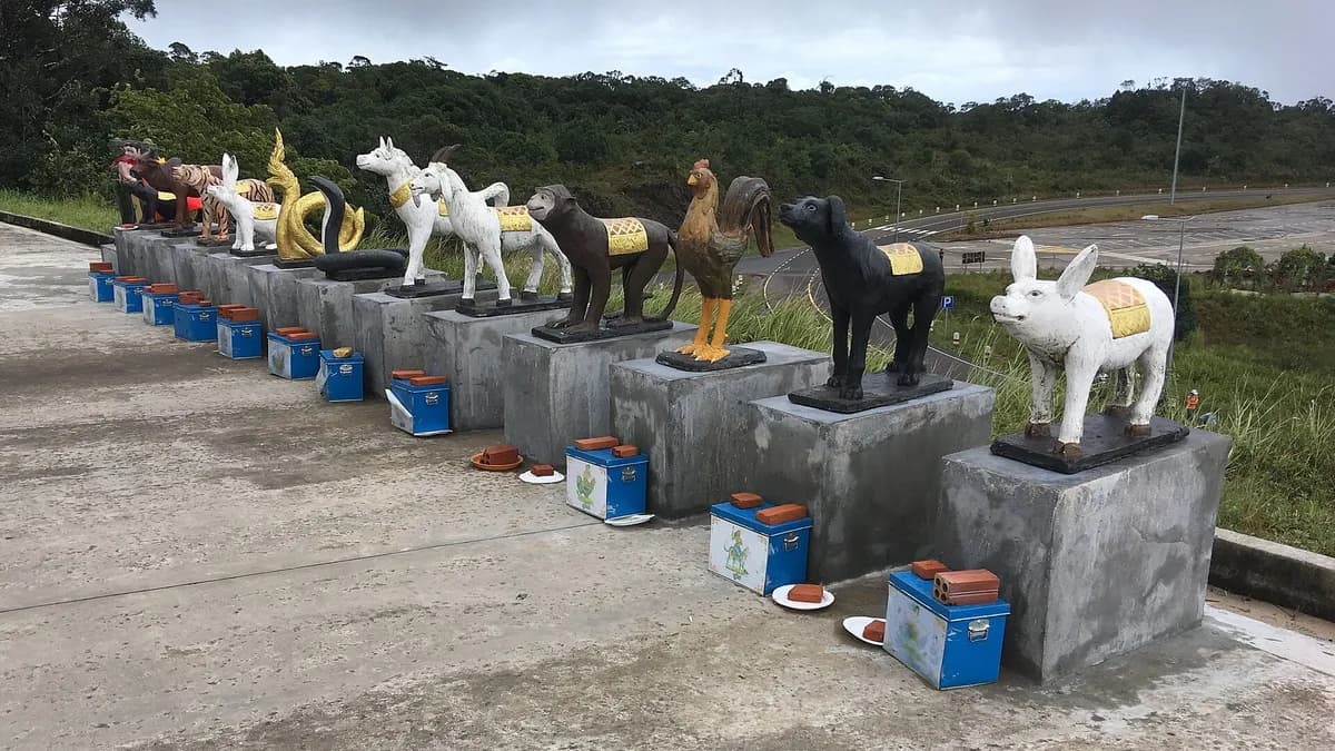 Kipovi životinja kineskog zodijaka na brdu Bokor u Kambodži
