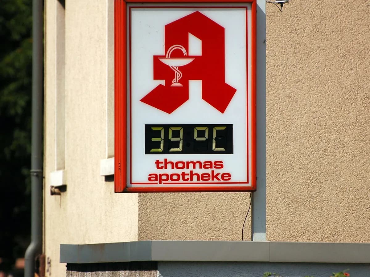 Termometar na apoteci pokazuje 39 stepeni tokom toplotnog talasa u Njemačkoj