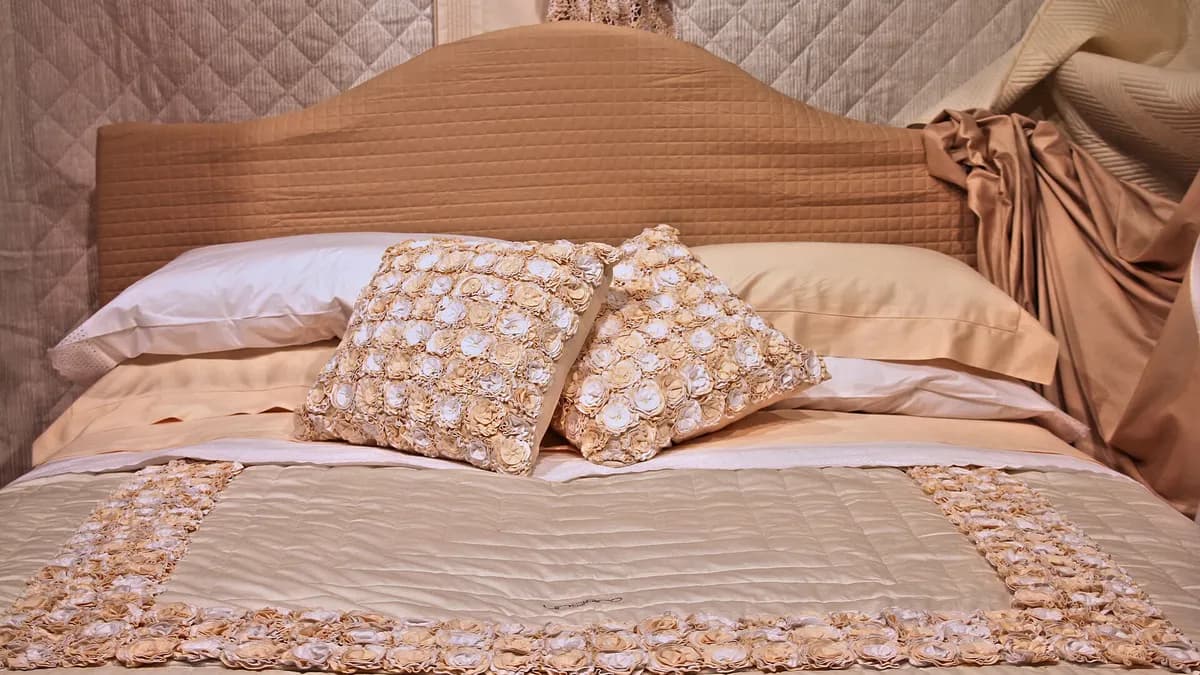 Namješten krevet s jastucima u spavaćoj sobi