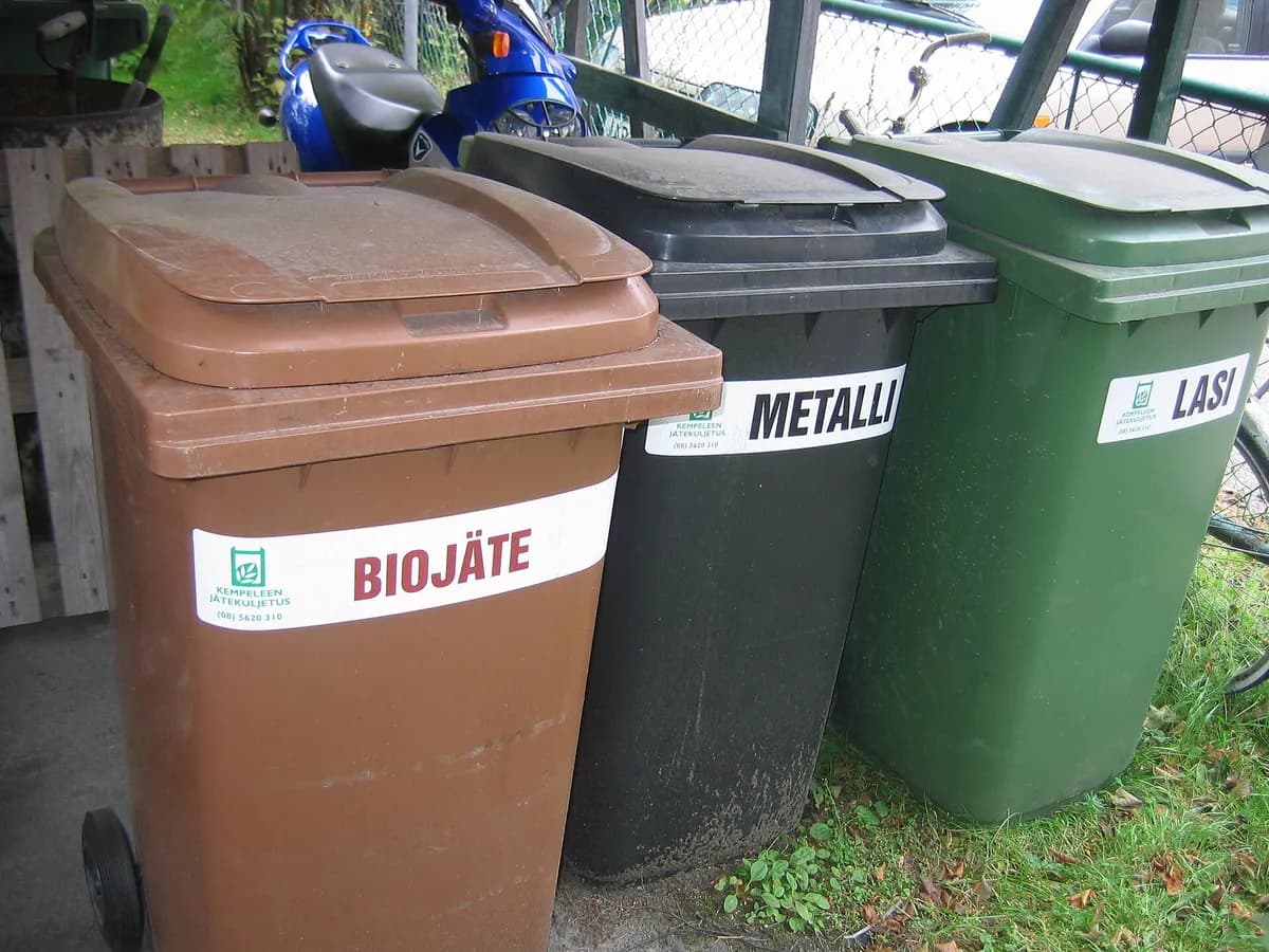 Ilustracija: kućne kante za razvrstavanje biološkog, metalnog i staklenog otpada.
