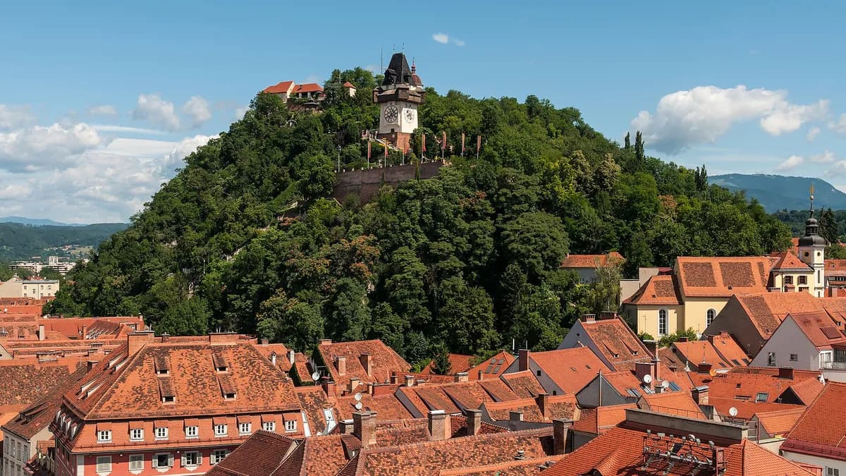 Ilustracija: Pogled s tornja gradske vijećnice na brdo Schlossberg u Grazu.