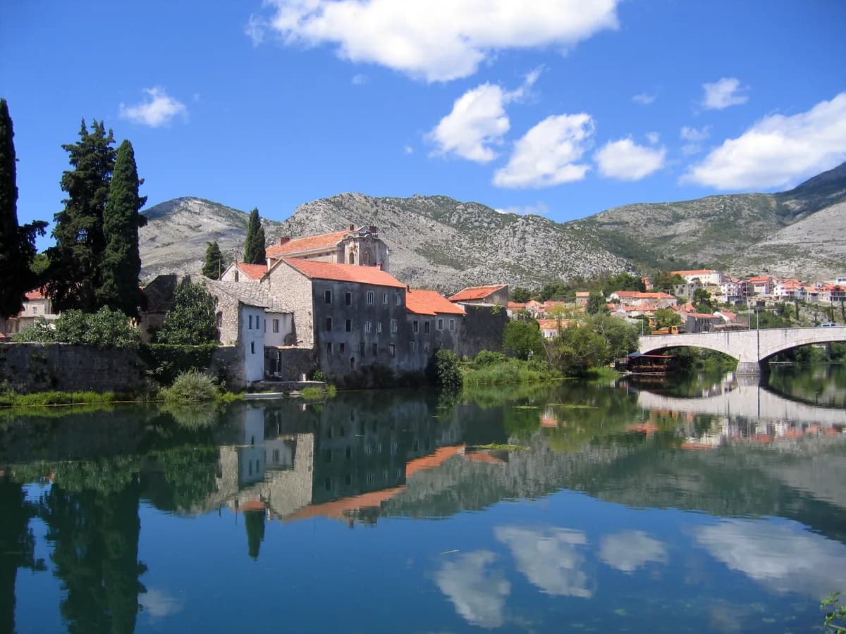 Trebinje na obali rijeke Trebišnjice.