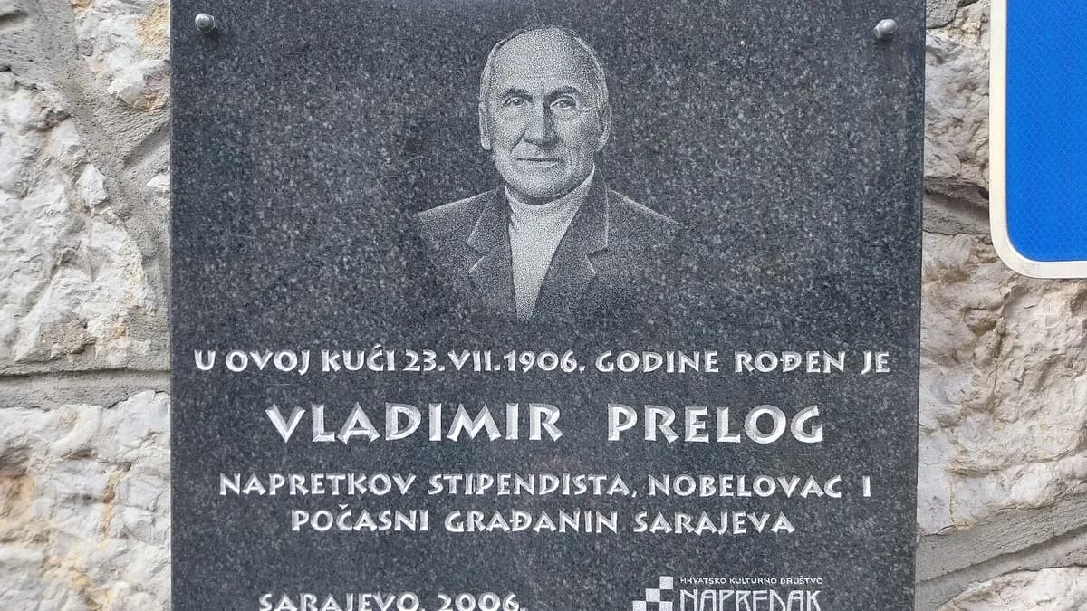 Spomen-ploča na ulazu u kuću Vladimira Preloga u Sarajevu