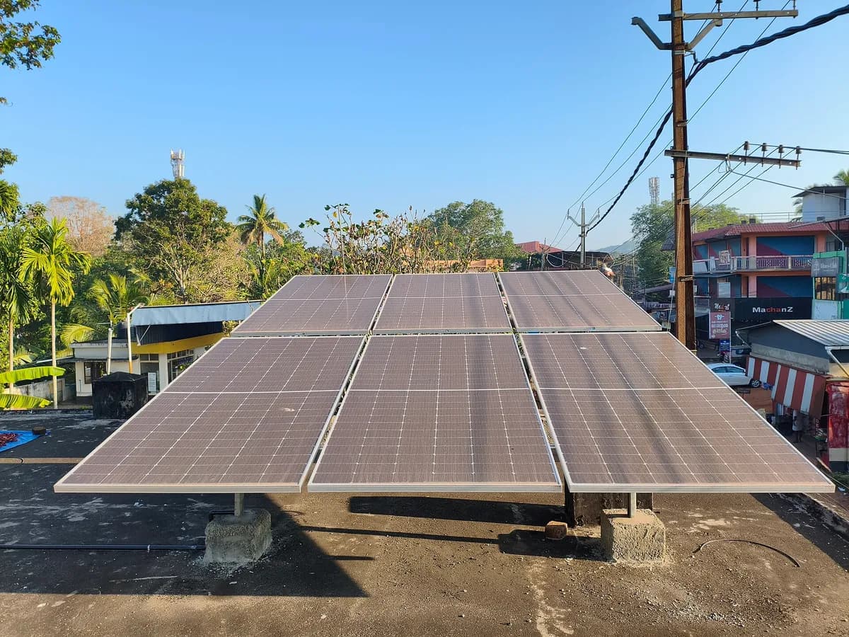 Solarni paneli postavljeni na krovu kuće