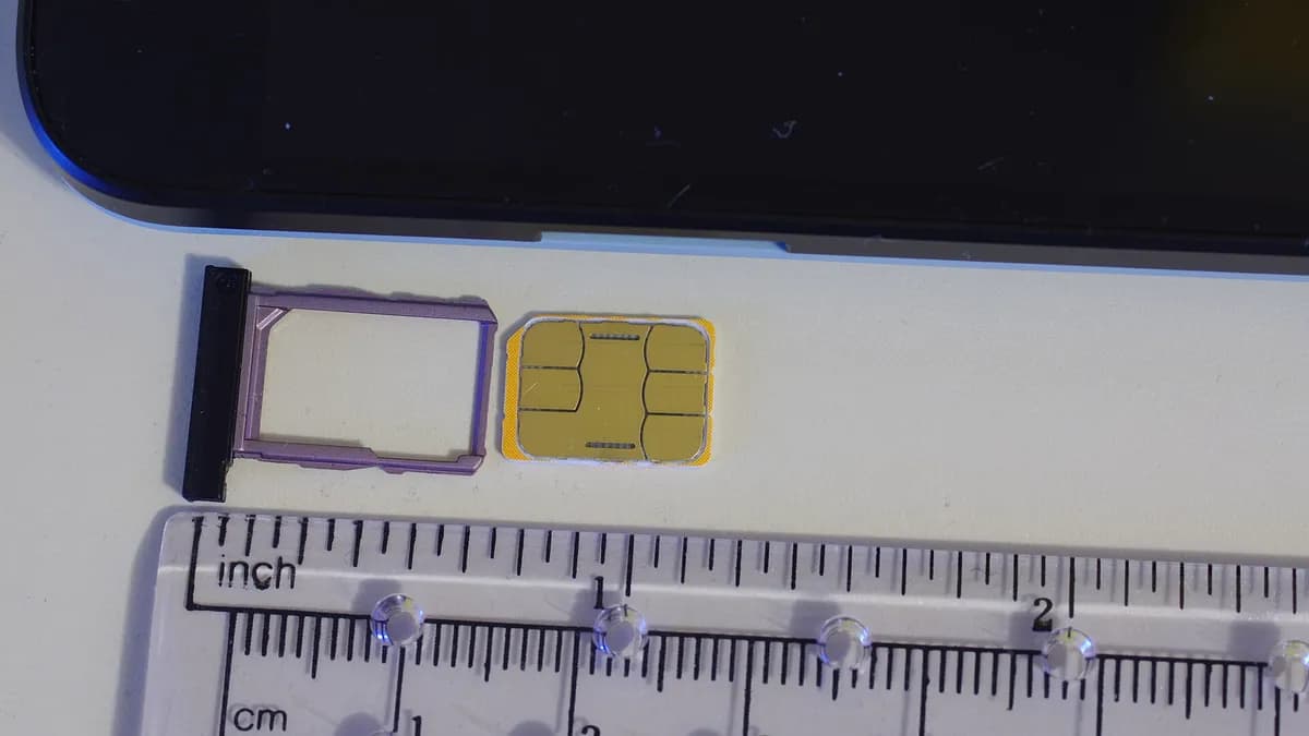 Klasična nano SIM kartica i ležište za mobitel