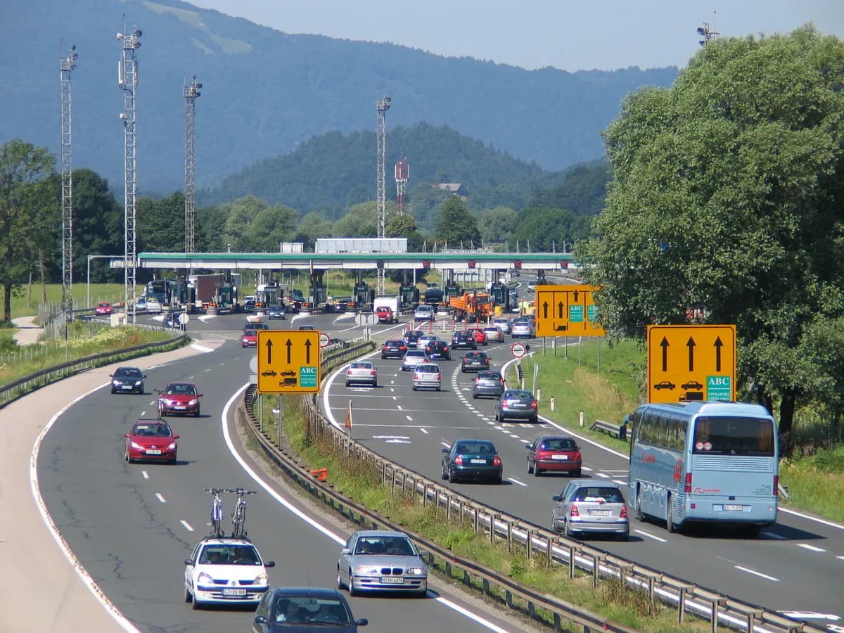 Naplatna stanica Log na slovenačkoj autocesti A1, sedmicu prije uvođenja vinjeta 2008. godine