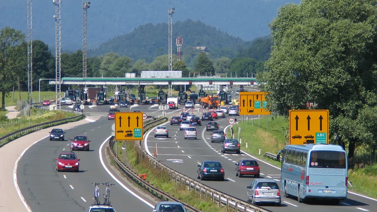 Naplatna stanica Log na slovenačkoj autocesti A1, sedmicu prije uvođenja vinjeta 2008. godine