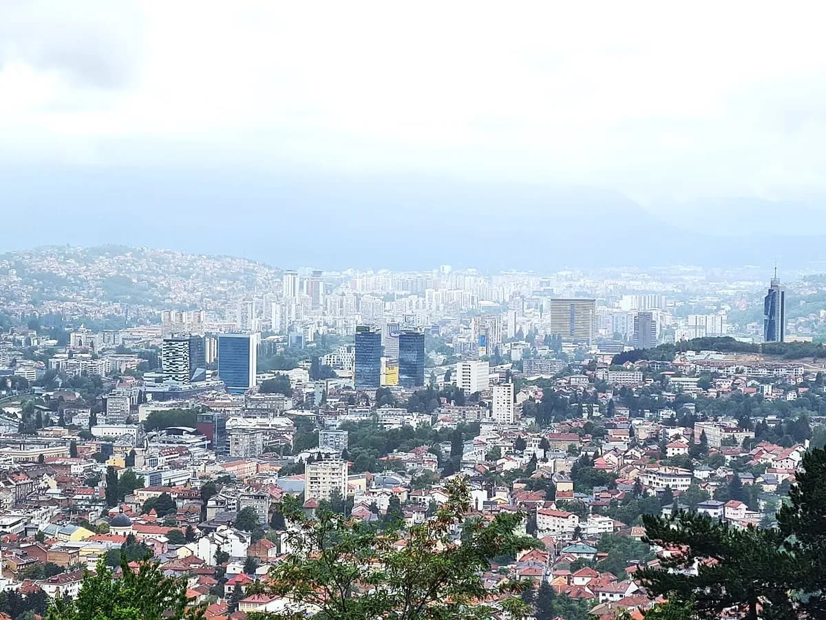 Ilustracija: panorama Sarajeva snimljena s uzvišenja na istočnoj strani grada 2022. godine.