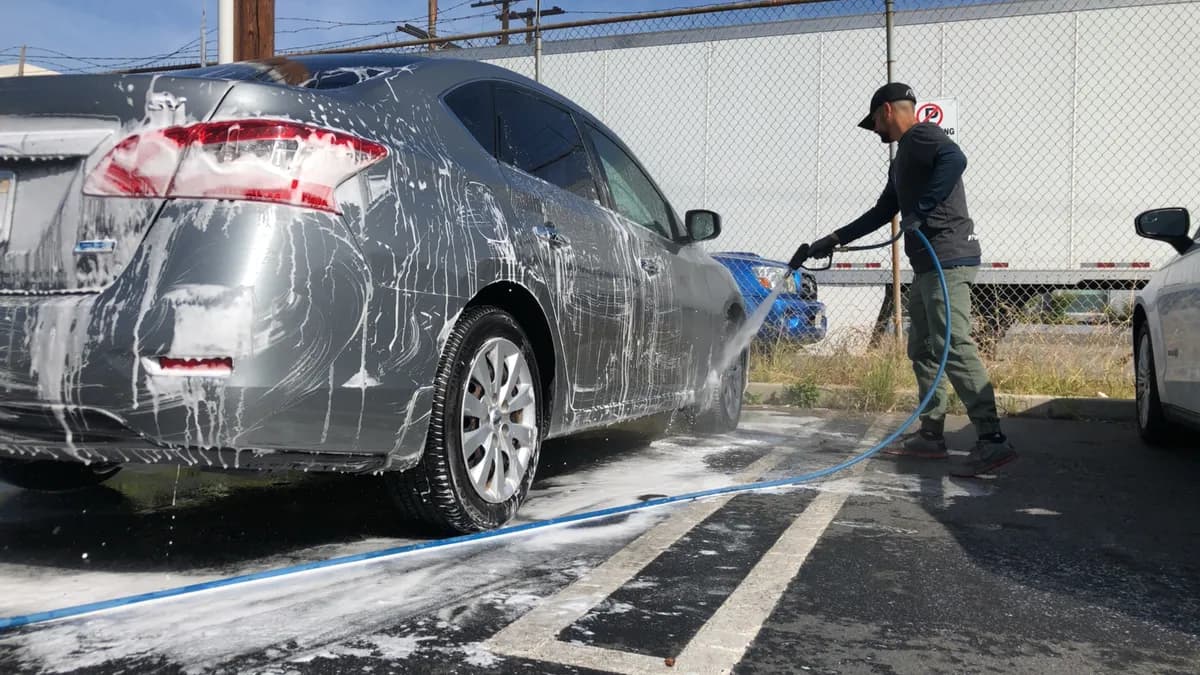 Pranje automobila aktivnom pjenom prije ispiranja i sušenja