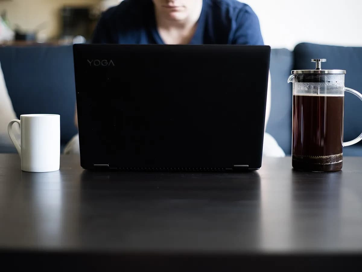 Rad od kuće: laptop i šoljica kafe na stoliću