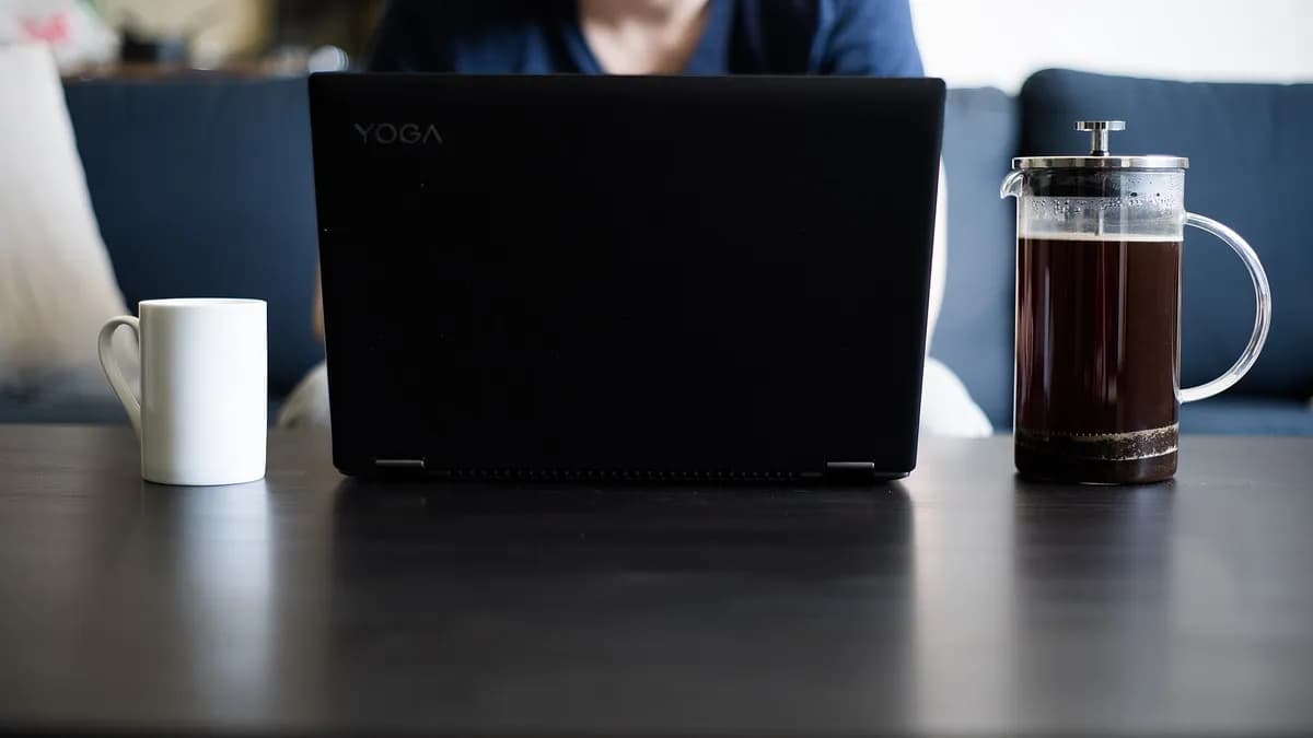 Rad od kuće: laptop i šoljica kafe na stoliću