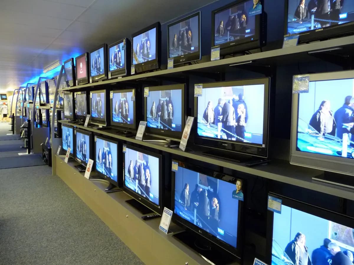 Televizori izloženi u prodavnici tehnike