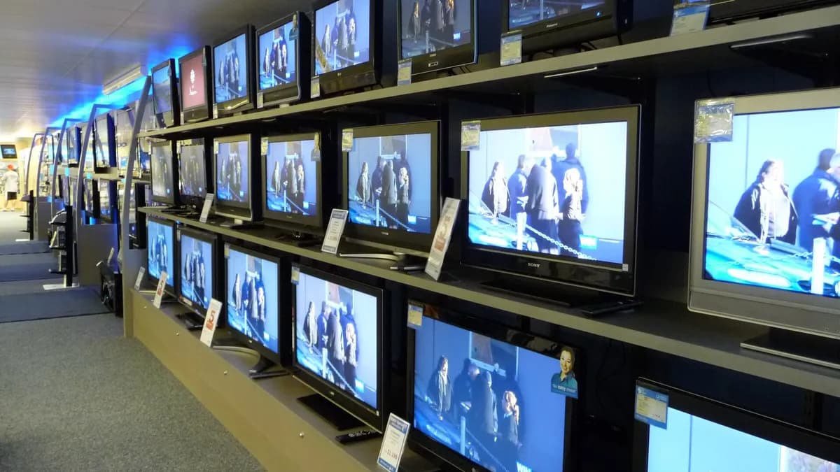 Televizori izloženi u prodavnici tehnike