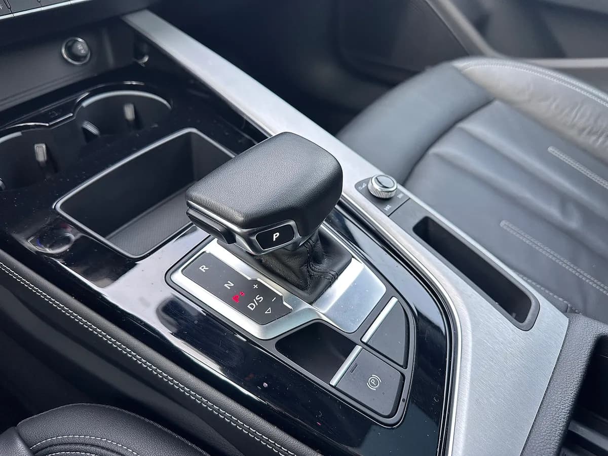Ručica automatskog mjenjača u automobilu