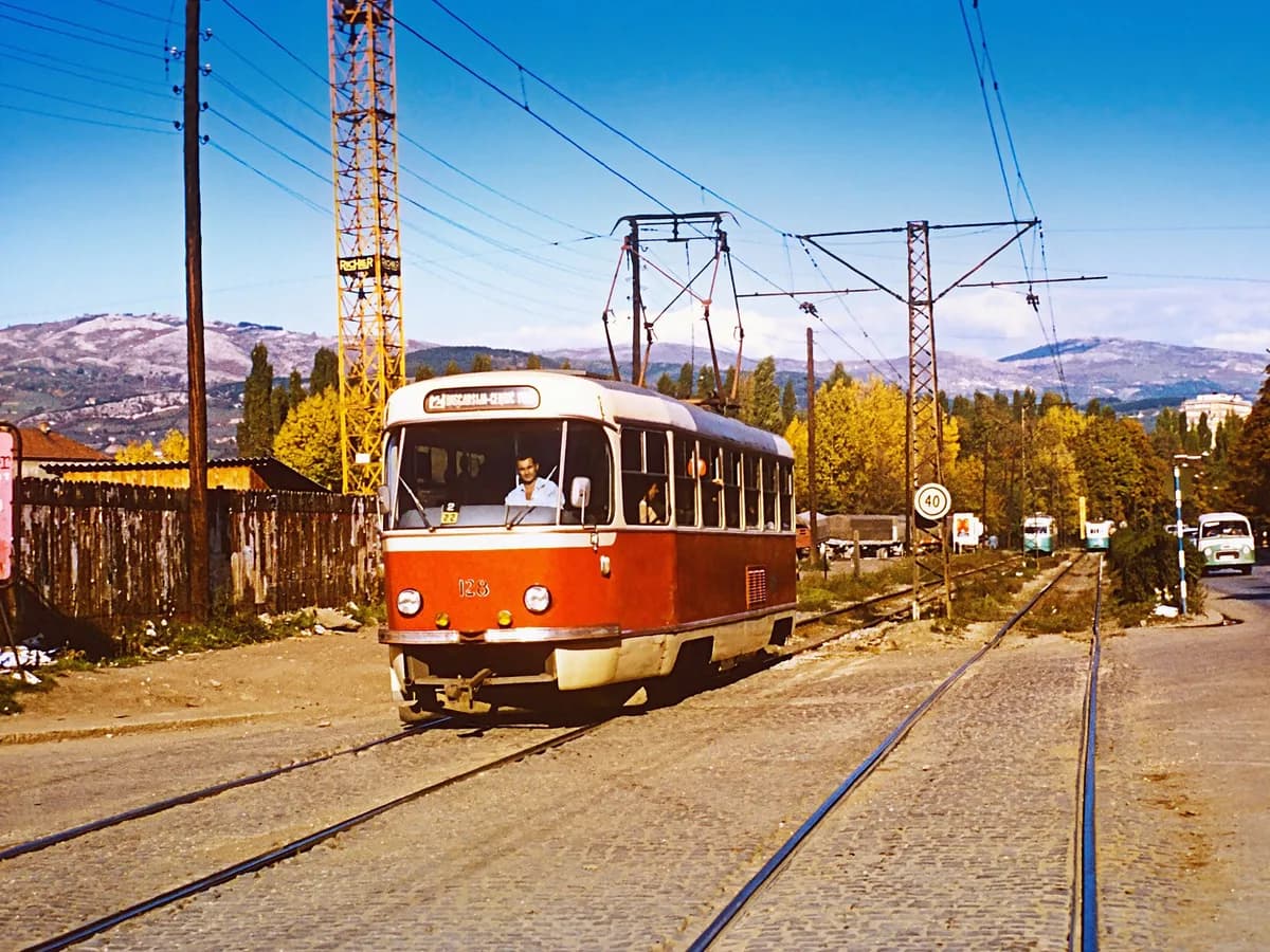 Tramvaj linije 2 prilazi stajalištu Pofalići u Sarajevu
