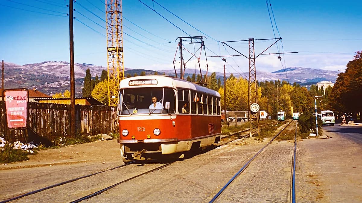 Tramvaj linije 2 prilazi stajalištu Pofalići u Sarajevu