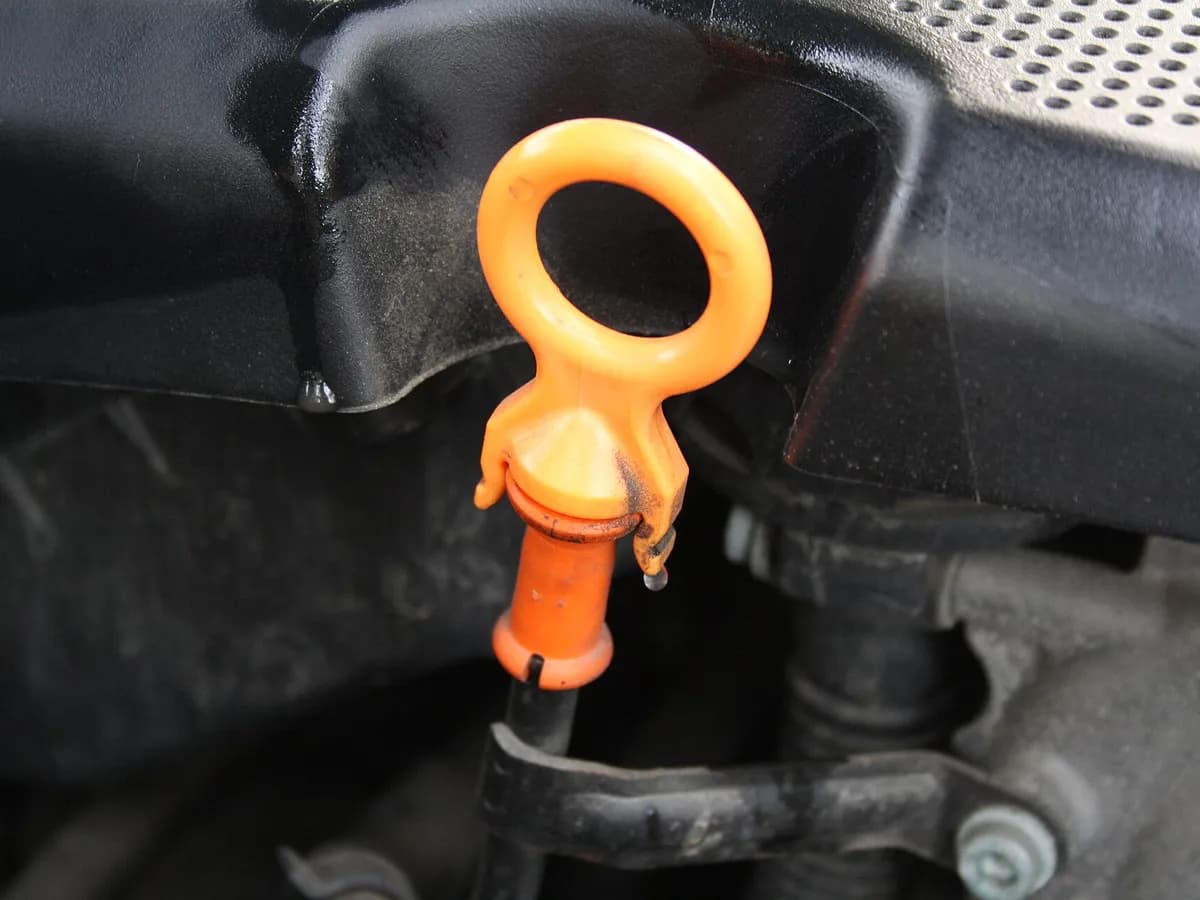 Šipka za mjerenje nivoa motornog ulja u motoru automobila
