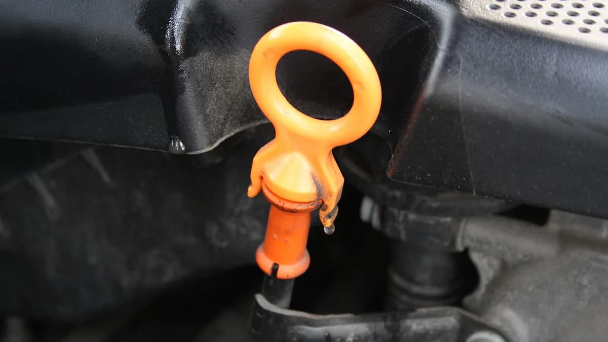 Šipka za mjerenje nivoa motornog ulja u motoru automobila